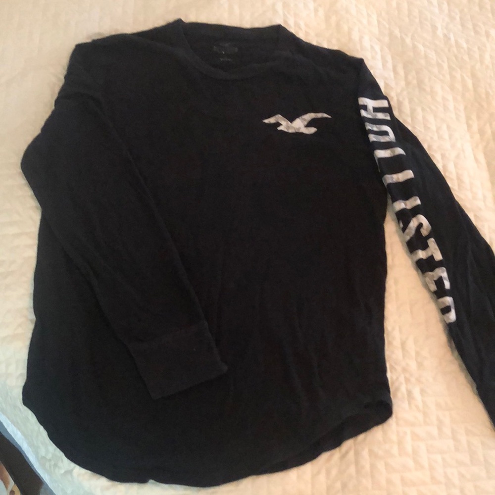 Hollister long sleeve tee with front and back graphics. Mens Small, EUC